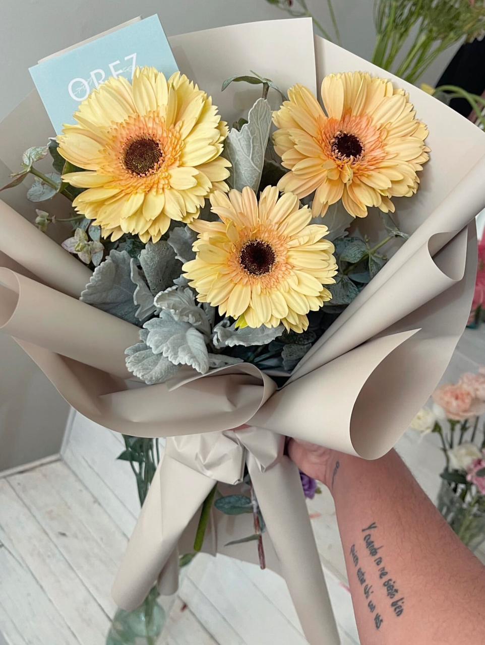 3 Gerberas con Follaje